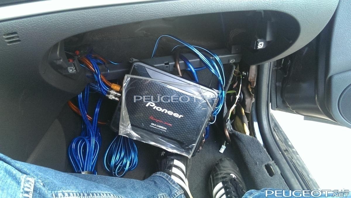 Почему хлопают колонки. Peugeot 407 установка магнитолы. Установка музыки Пежо 407.