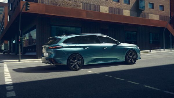 peugeot_308_sw_gt_2021_5k_2-5120x2880.jpg
